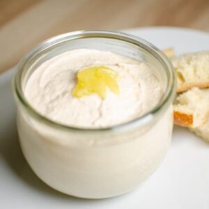 Tarama blanc traditionnel présenté dans une terrine en verre - Photyne