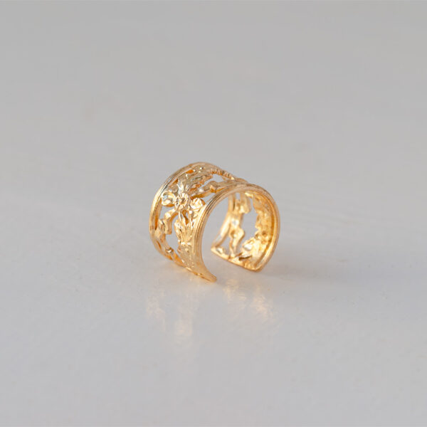 Bague au décor finement ciselé et dorée à l'or fin, modèle Hélène.