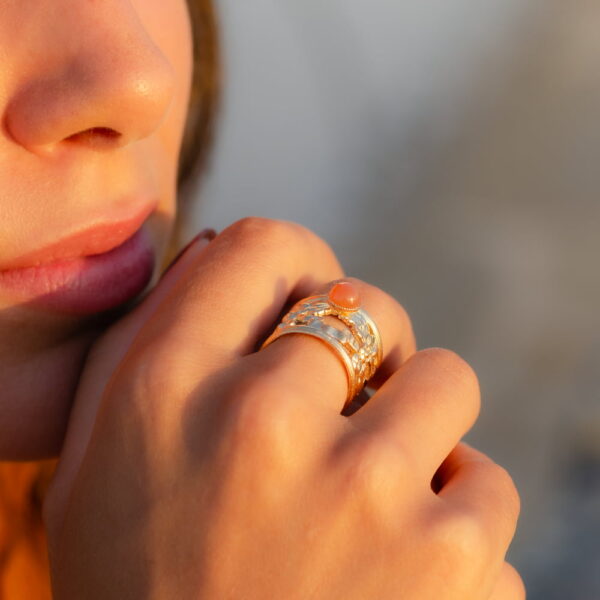 Bague dorée à l'or fin & cabochon en pierre de lune rose Uranie par Photyne