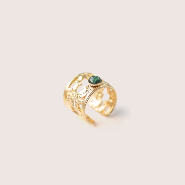 Gros plan de la bague uranie dans sa version Malachite - Dorure à l'or fin - ajustable - un bijou Photyne
