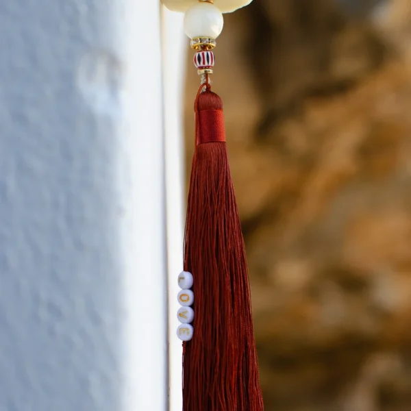 Détail du chapelet décoratif de savons naturels et perles ethniques, modèle Aristeos par Photyne