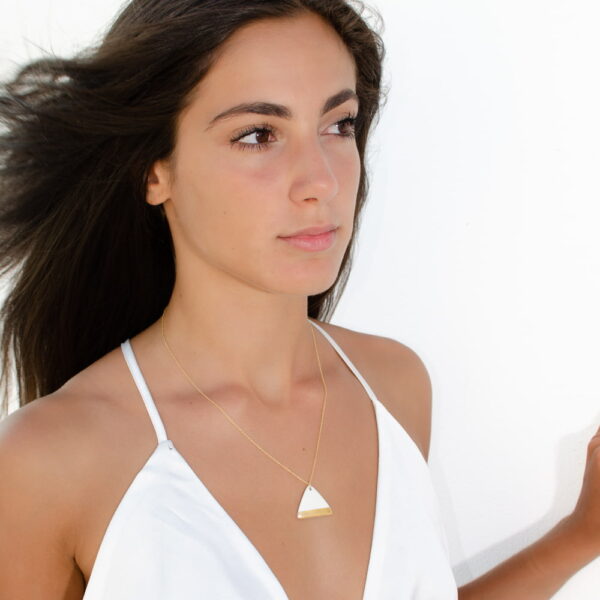 Bijou Iphigénie, chaîne dorée et médaillon en porcelaine avec décor à l'or -interprétation moderne des pyramides - Photyne