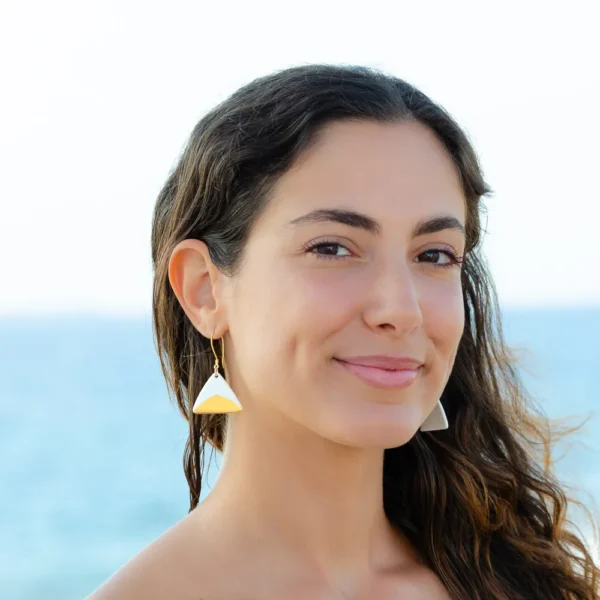Boucles d'oreilles triangle Berenice, porcelaine et or, de la collection Gizeh par Photyne