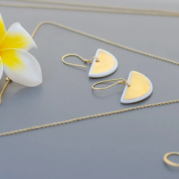 Boucles d'oreilles Effie d'inspiration grecque en céramique et or, collection Epidaure par Photyne