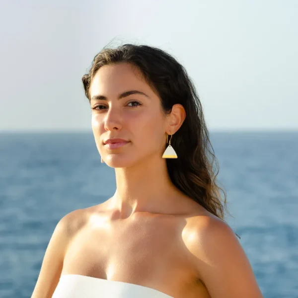 Boucles d'oreilles Irène, triangle de céramique et d'or, par Photyne, créations grecques, savoir-faire francais