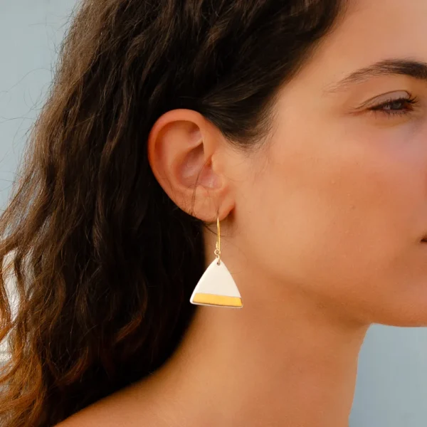 Elégantes boucles d'oreilles Irène, triangle de céramique et d'or, collection Gizeh par Photyne