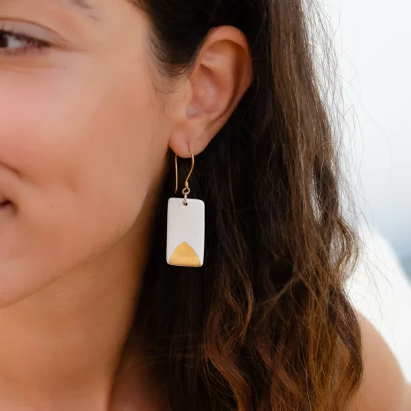 Boucles d'oreilles Iris, subtil cartouche de porcelaine et d'or par Photyne Bazar de Méditerranée