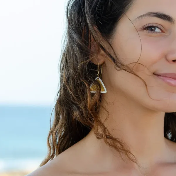 Boucles d'oreilles triangle Ophélie, triangle en porcelaine et or, par Photyne