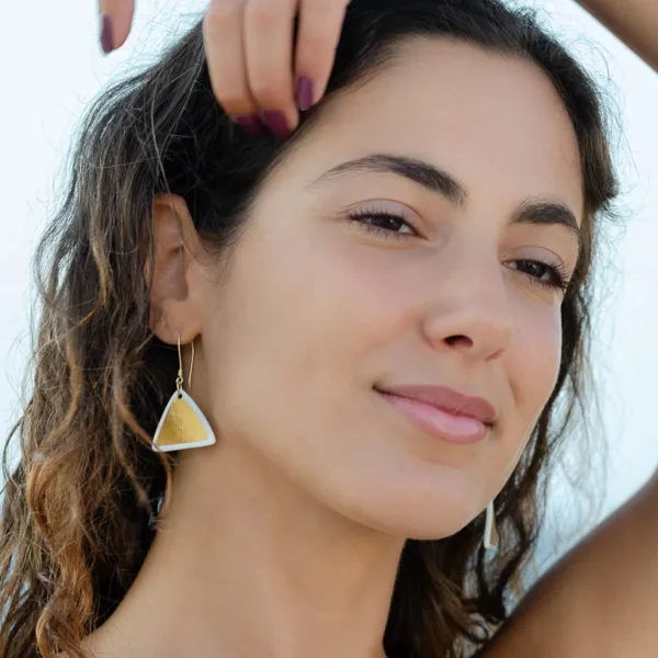 Boucles d'oreilles triangle Ophélie, triangle en porcelaine et décors à l'or fin, par Photyne
