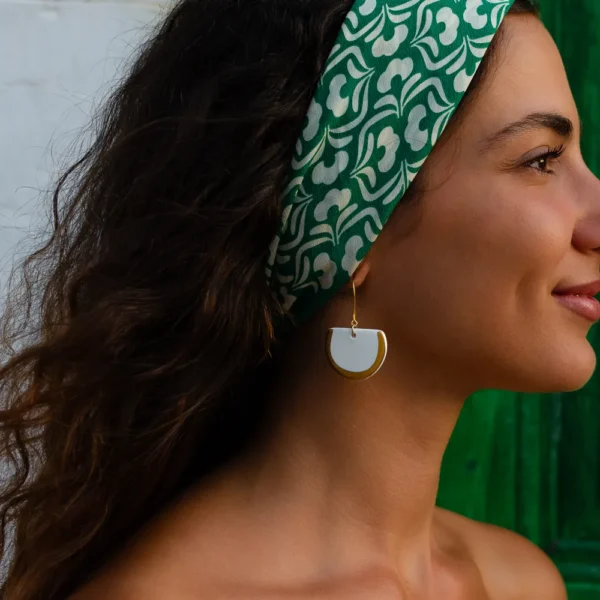 Boucles d'oreilles Sibylle en céramique blanche et or fin, inspirées du théâtre antique d'Epidaure. L'essence de la Méditerranée par Photyne.