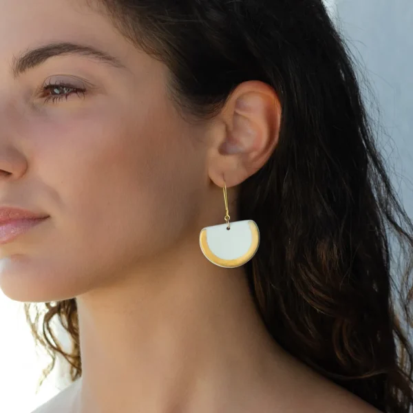 Boucles d'oreilles Sibylle, demi disques de porcelaine et d'or aux influences méditerranéennes, par Photyne.
