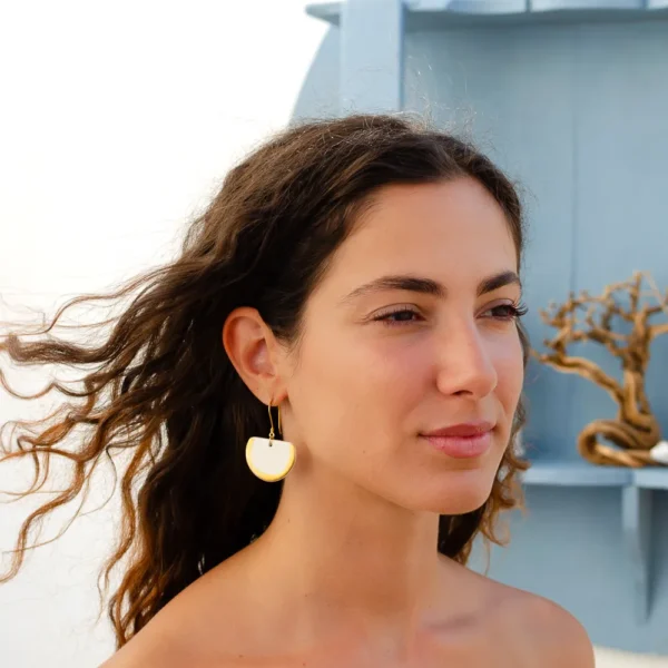 Boucles d'oreilles Sibylle, demi disque de porcelaine et or, collection Epidaure, par Photyne Bazar de Méditerranée.