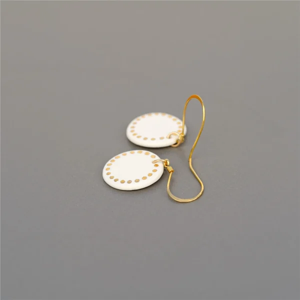 Boucles d'oreilles Thea, porcelaine et or, crochets en vermeil, collection Hélios par Photyne.