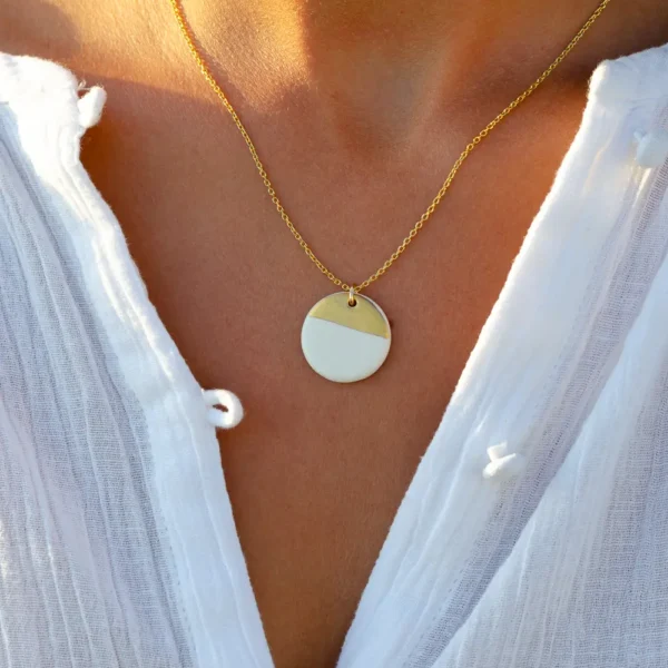 Collier Artemis, Céramique et Or fin, un élégant disque en hommage au Soleil Grec, subtil et original, collection Hélios par Photyne.