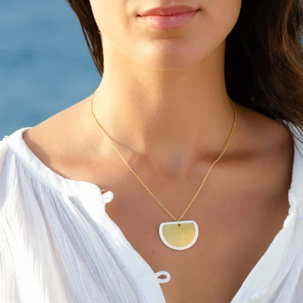 Collier Danaé, demi lune de porcelaine réhaussée d'or fin peint à la main, le théatre grec revisité dans un bijou chic par Photyne