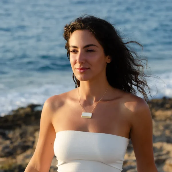 Collier Izia de la collection Cartouche : médaillon rectangulaire en céramique, peint à l'or fin. Style égyptien, savoir-faire français par Photyne