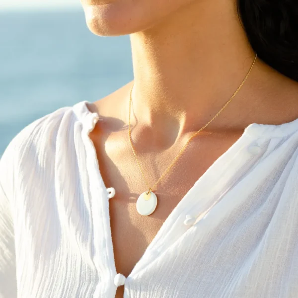 Collier en céramique et or de la collection Hélios, minimalisme et chic grec selon Photyne Bazar de Méditerranée