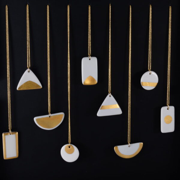 collection de collier en porcelaine et or - photyne