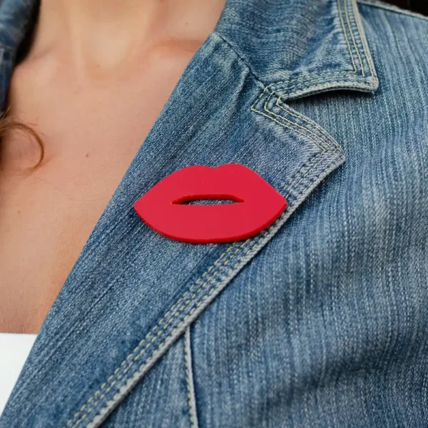 Broche Kiss du sac Filaki par Photyne