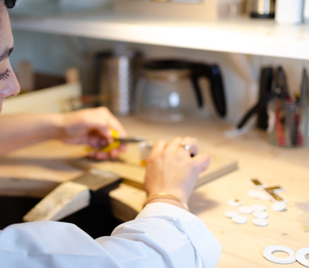 Personne découpant du bois dans un atelier