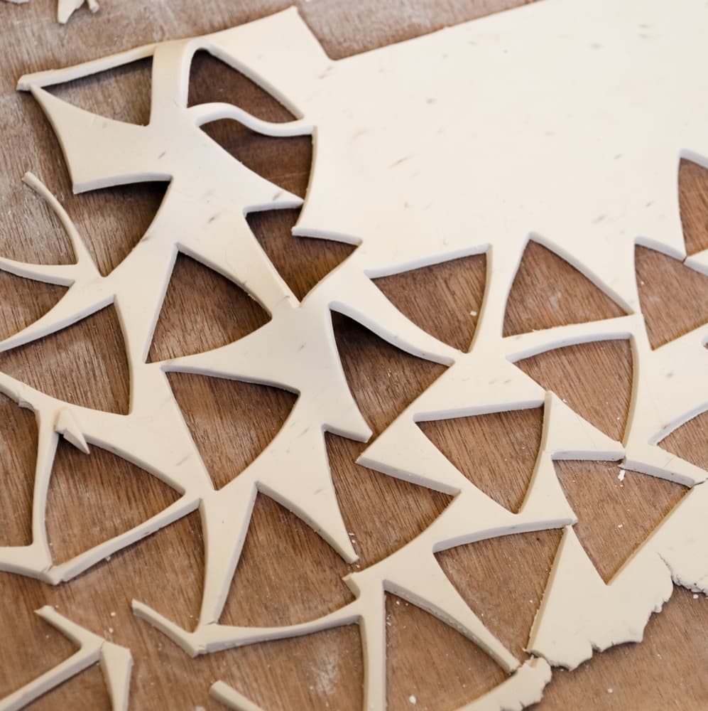 Atelier Photyne - découpe des médaillons en céramique