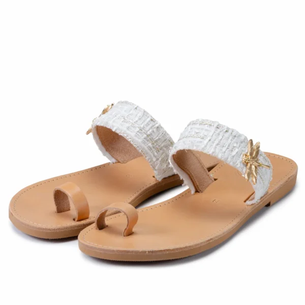 Sandales ANISSA, 100% Cuir véritable, tweed Haute couture blanc et bijou libellule doré, artisanat Grec, savoir-faire Français - Photyne