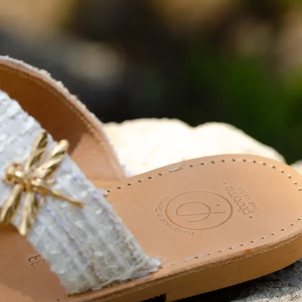 Détail des Sandales 100% Cuir pour Femme ANISSA : tweed crème rehaussé d'une libellule dorée, la sophistication discrète à l'état pur - Photyne