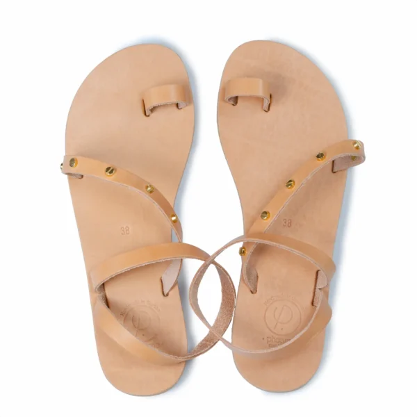 Sandales AMERICA, cuir tanné végétal et détails cloutés dorés, chic discret et durable - une création Photyne