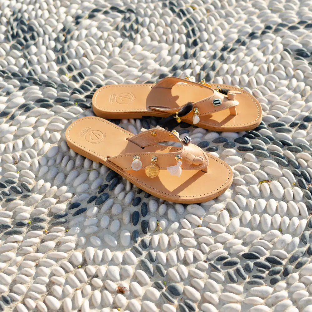 Sublimes Sandales Kléodora 100% cuir véritable, perles africaines et médailles dorées, une création Photyne