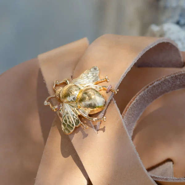 Détail du bijou abeille doré des Sandales en Cuir pour femme Mélaina par Photyne