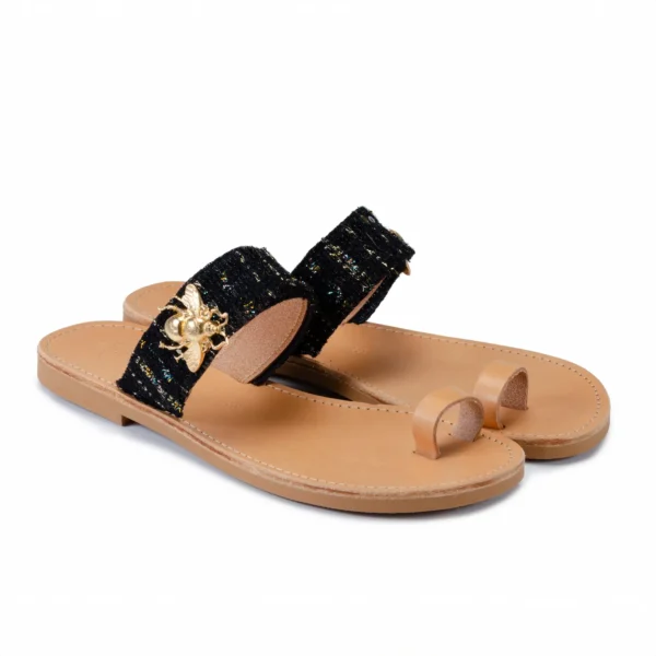 Sandales en cuir et Tweed et Bijoux doré, le luxe accessible selon Photyne