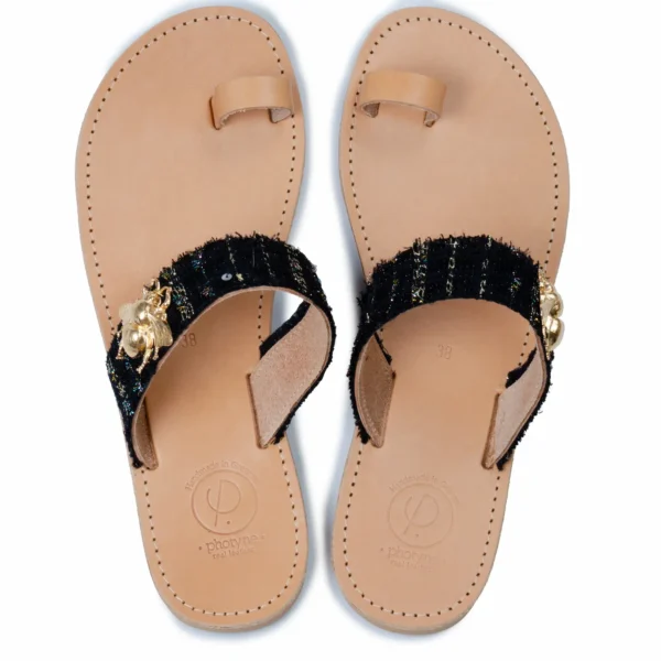 Sandales MELISSA, l'éclat du tweed et l'or dans une sandale, esthétique durable et raffinée.