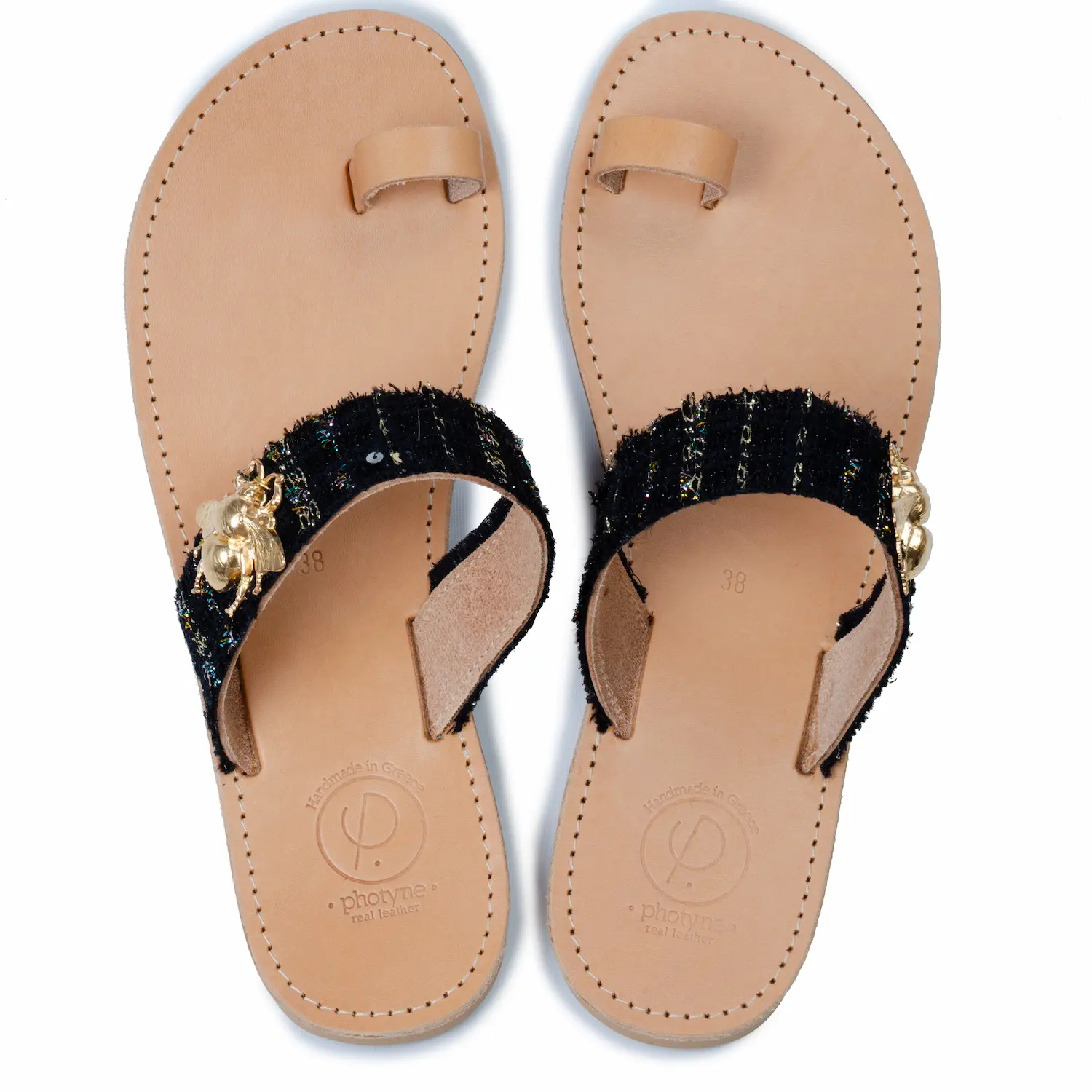 Sandales MELISSA, l'éclat du tweed et l'or dans une sandale, esthétique durable et raffinée.