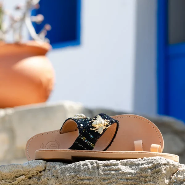 Sandales en cuir MELISSA en tweed noir et lurex, bijou abeille doré, luxe artisanal accessible franco-grec - Photyne
