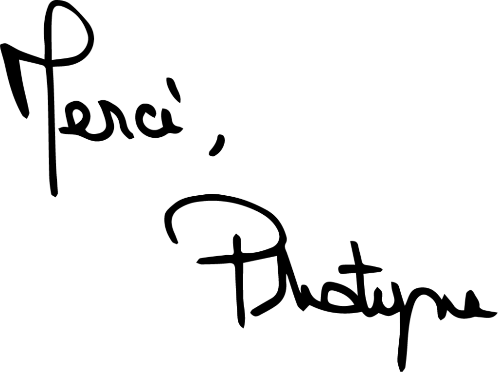 deux mots calligraphiés de la main de la créatrice Photyne superposés : une signature en noir et blanc avec la mention merci juste au dessus