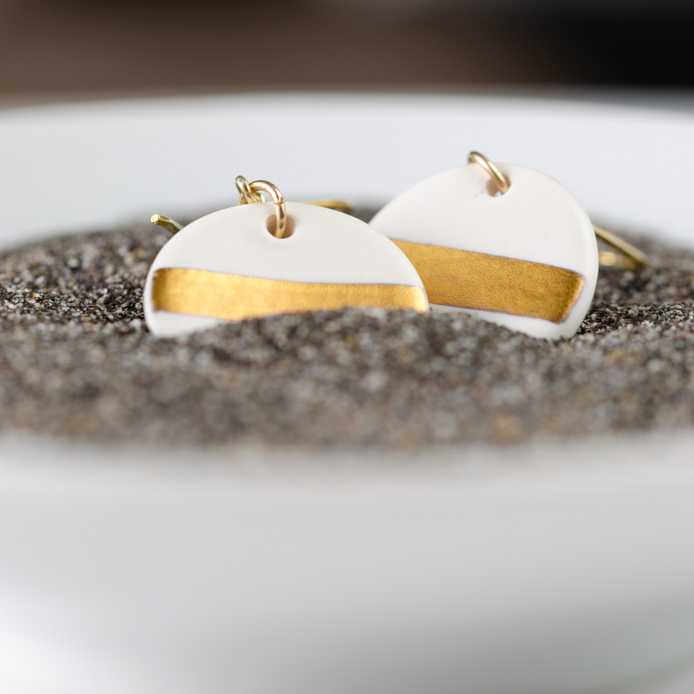 Boucles d'oreilles en porcelaine et or Olympe - gros plan - Photyne