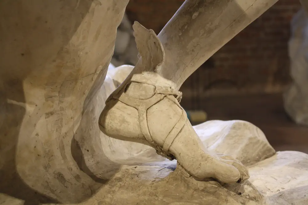 sandales d'Hermès sculpture en marbre - Histoire de la sandale - Photyne