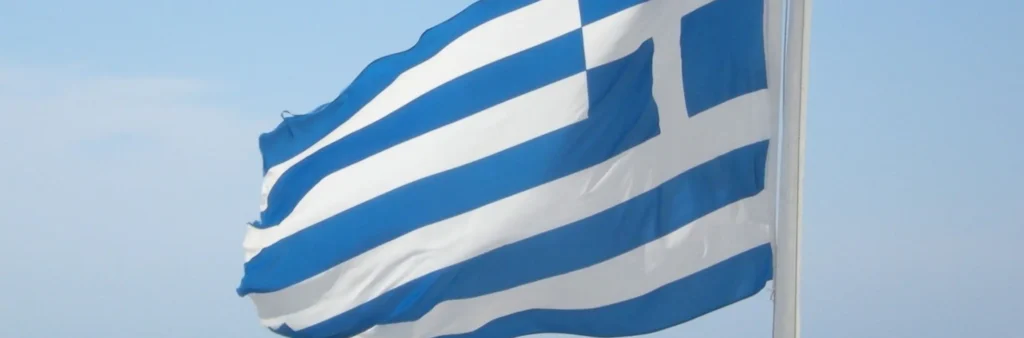 Drapeau Grec flottant au vent.