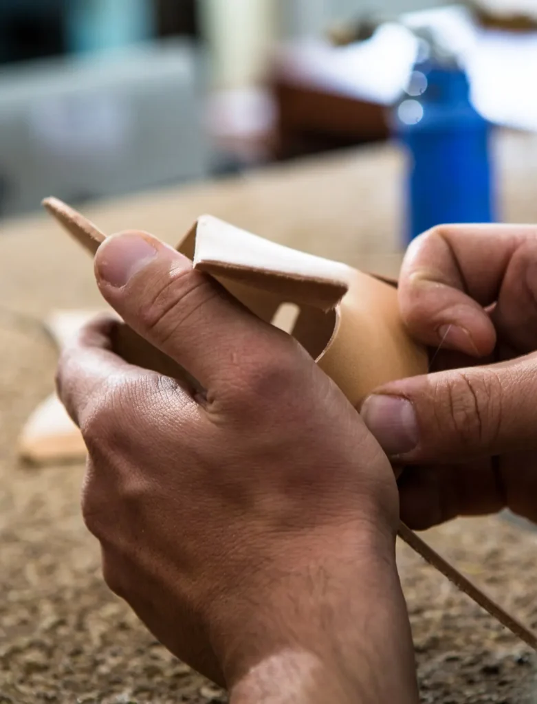 Fabrication des sandales Photyne - gros plan sur les mains d'un artisan