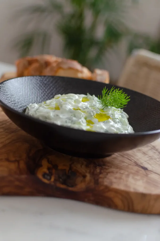 Plat de Tzatziki traditionnel grec - une recette de Photyne