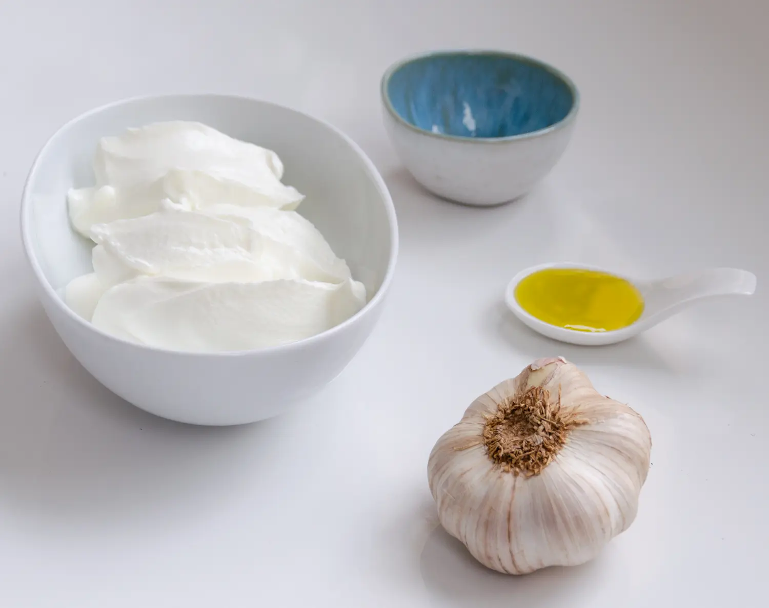 Le tzatziki recette traditionnelle : Ail, huile d'olive, sel et yoghourt - Photyne