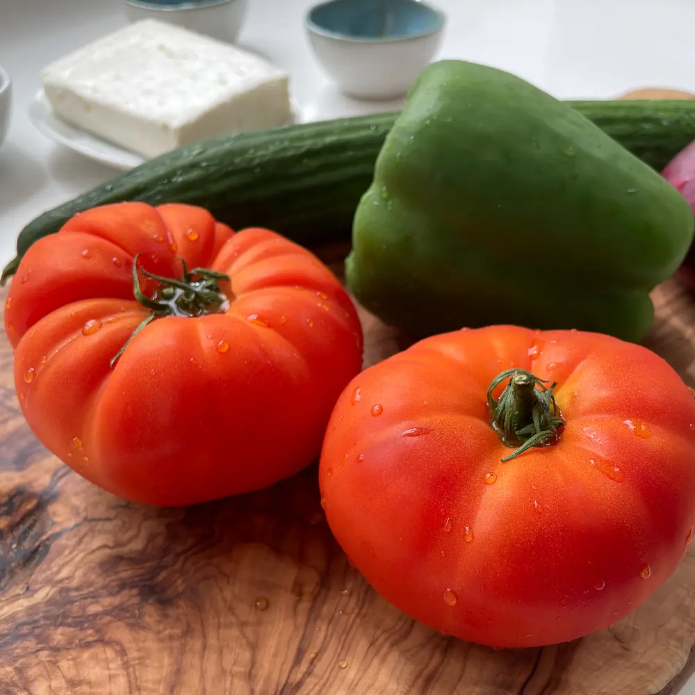 Tomates, cocombres et poivron vert, des bons légumes pour la salade grecque - photyne
