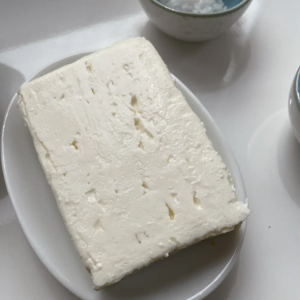 Feta en tranche, ingrédient clé de la salade grecque