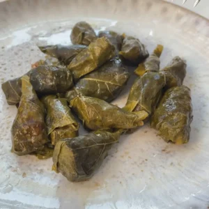 Assiette de feuilles de vignes maison - Dolmadakia- recette Photyne