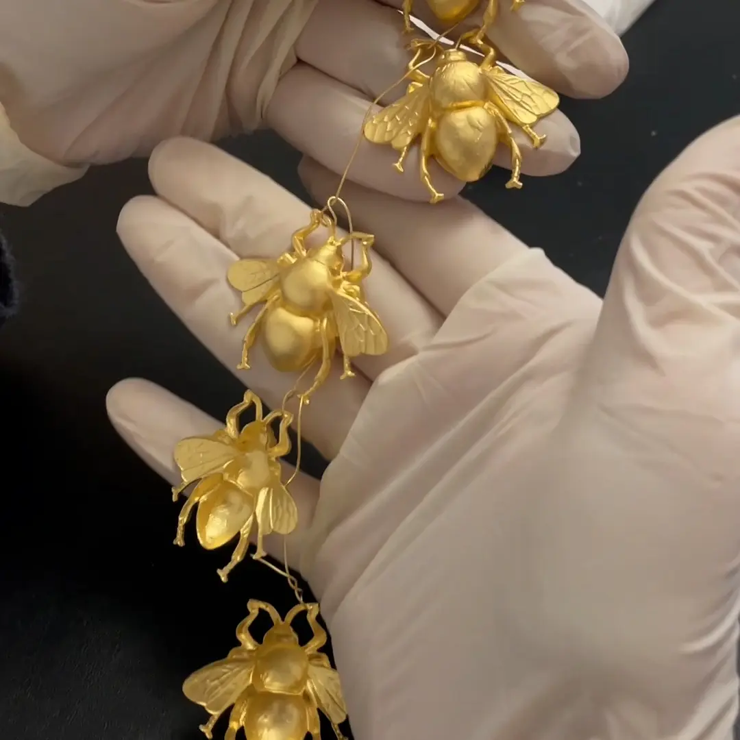 Dorure des abeilles décorant les sandales Melaina et Melissa - Photyne créations artisanales