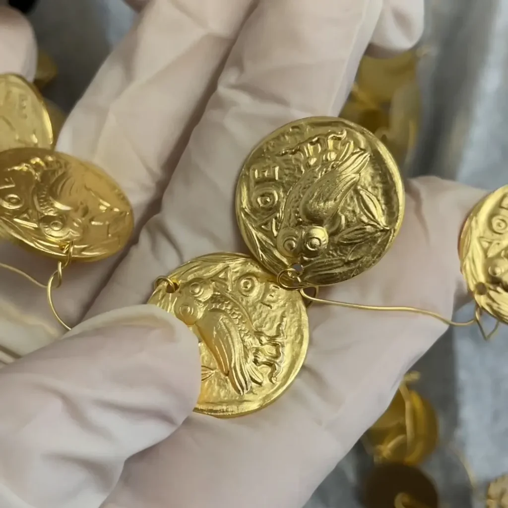 Dorure d'élements décoratifs - sandales en cuir artisanales - Photyne