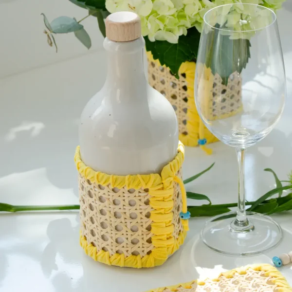Huilier en grès avec habillage rotin et coton jaune soleil, l'accessoire idéal pour une table orginale et harmonieuse – une création Photyne