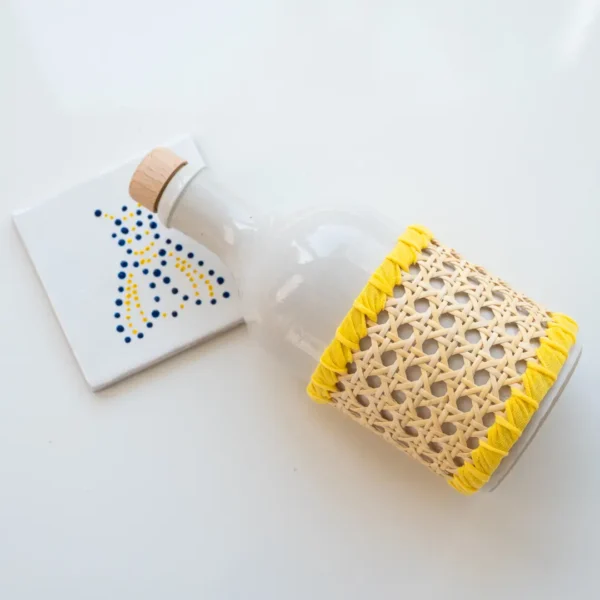 Huilier en cannage de rotin et tresse de coton jaune, pour un usage quotidien et les grandes occasions – une création Photyne.