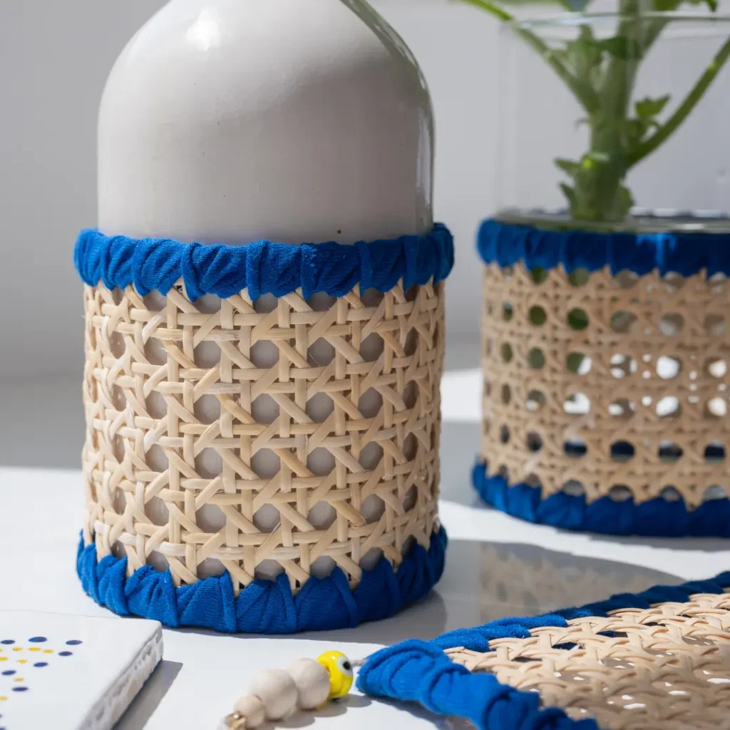 Huilier en grès et cannage naturel coloré pour une table au décor méditerranéen – l'art de la table dePhotyne.