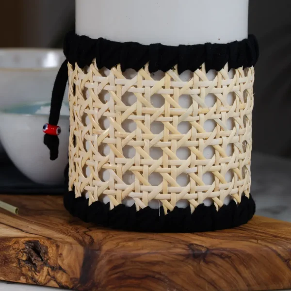 Gros plan sur l'huilier Oléa par Photyne, grès et rotin tressé de noir.